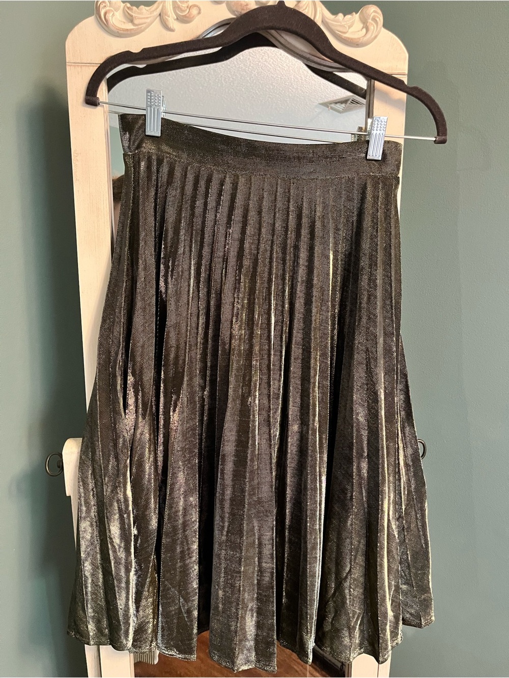 Pleated Midi Skirt in Metallic Gold